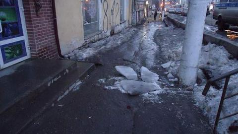 Лед атакует! В Кирове с начала марта в третий раз глыба льда падает на человека
