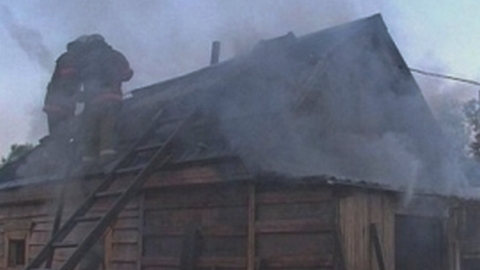За выходные в Сургуте произошло два пожара: горели жилой дом и неэксплуатируемое здание