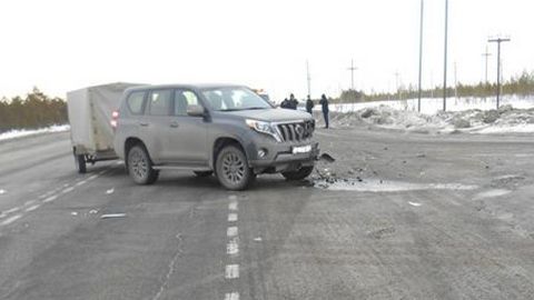 В Сургутском районе водитель Land Cruiser не уступил дорогу Mazda. От удара легковушку выбросило в кювет. ФОТО