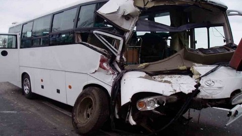 С трассы «Дон» в Ростовской области сдуло два автобуса, в Астрахани ветром повалило кран