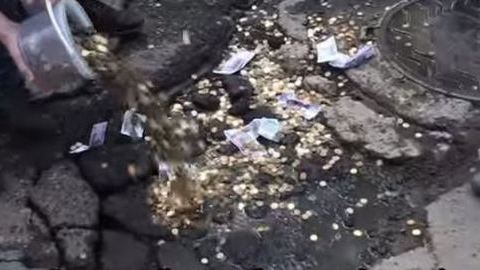 Деньгами засыпали яму на дороге. В приморском городе Арсеньеве водители отреагировали на бездействие властей. ВИДЕО