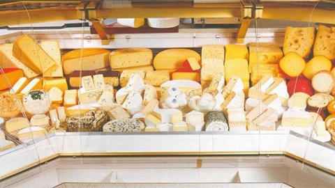 Ещё меньше сыра на прилавках? Запретить импортные «сырозаменители» требуют российские молочники