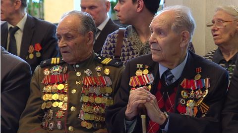 Сургутским ветеранам перед Днем Победы вручили юбилейные медали