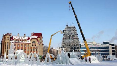 Праздник от нас уходит. В столице Югры перед Пасхой решили разобрать новогоднюю елку. ФОТО