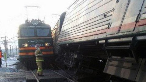 Пассажирский поезд столкнулся с локомотивом в Липецкой области
