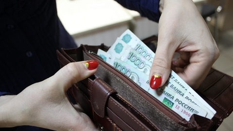 Сокращать зарплаты начали в трети российских компаний