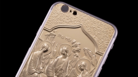 В продажу поступил православный iPhone — с золотой иконой на корпусе. Говорить по нему придется вежливо