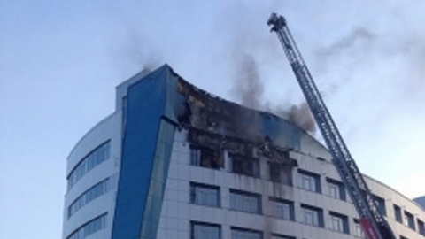 Пожар произошел в здании арбитражного суда в Ханты-Мансийске — загорелась обшивка. ФОТО, ВИДЕО