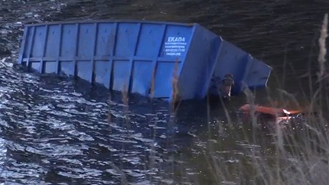 Упавший в реку КамАЗ и километровые пробки. В Москве произошло ДТП с участием 20 машин