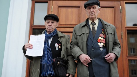 В знак протеста. Карельские ветераны вернули в правительство республики медали к 70-летию Победы
