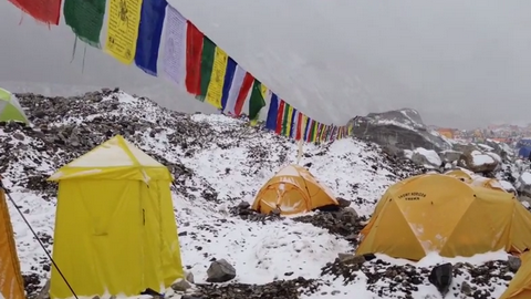 Непальские туристы опубликовали ВИДЕО схода лавины во время землетрясения