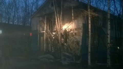 В Сургуте загорелось здание театра «Петрушка». Пожар тушили почти полсотни спасателей