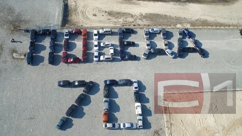 Патриотический флешмоб. Сургутские автомобилисты выстроили из машин слово «Победа» 