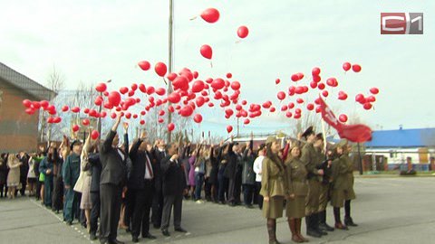 В память о героях Великой Отечественной войны сотрудники Сургутского ЗСК выпустили в небо воздушные шары