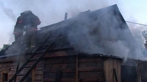 За сутки в Сургуте сгорели две дачи и автомобиль