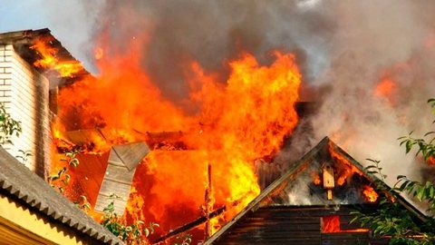 Пять человек погибли при пожаре в дачном коттедже под Волгоградом, в том числе двое детей