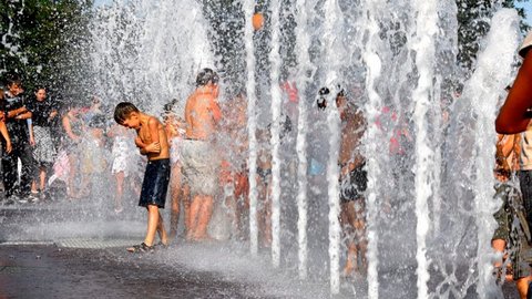 «Гуманные» меры. В Московской области чиновники решили отравить воду в фонтане — чтобы не купались
