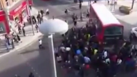Взаимовыручка. Жители Лондона сдвинули 12-тонный двухэтажный автобус, чтобы спасти человека. ВИДЕО