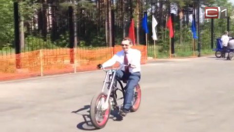 Тест-драйв. На открытии скейт-парка в Сургуте Дмитрий Попов прокатился на велосипеде. ВИДЕО