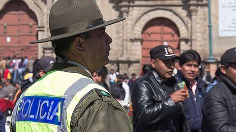 Дорожная ссора с размахом. Пьяные полицейские в Боливии обстреляли машину из президентского кортежа 