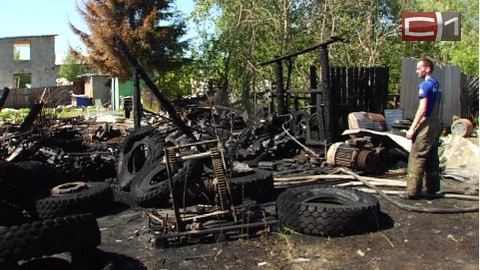 В Сургуте произошел пожар в частном секторе. Сгорел дровник и навес с шинами