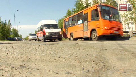 Впервые в Сургуте! Движение автобусов по части улицы Грибоедова запретили из-за слишком больших ям