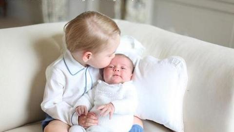 Первая фотосессия. В Сети появились официальные снимки принцессы Шарлотты Кембриджской с братом