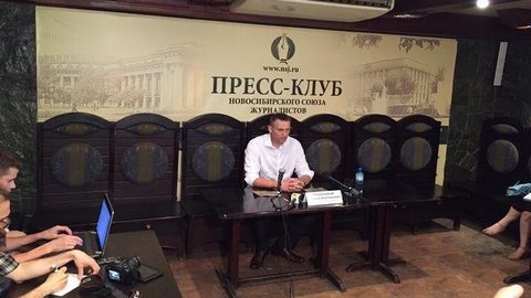 «С продуктами явно все хорошо»: Алексея Навального в Новосибирске перед пресс-конференцией закидали яйцами
