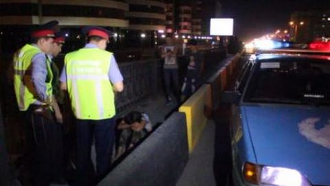 В Сургуте полицейские предотвратили самоубийство молодого мужчины, пытавшегося спрыгнуть с моста