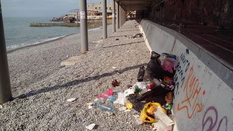 Отдых в Крыму глазами туриста: горы мусора и разлагающийся дельфин на пляже