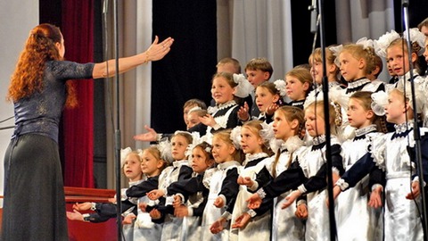 Хоть слова выучат. Депутаты предлагают школьникам каждую неделю слушать гимн России