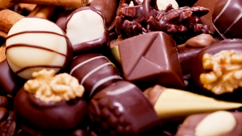 Житель Нефтеюганска украл из магазина 6 коробок конфет — из любви к сладкому