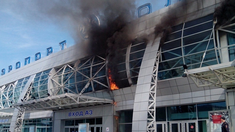 В новосибирском аэропорту «Толмачево» произошел пожар. Более 500 человек эвакуировано. ВИДЕО