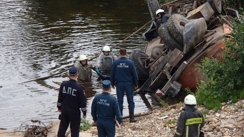 ДТП с бензовозом произошло на подъезде к Сургуту — автомобиль упал в реку