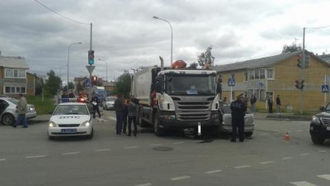 Грузовик и две легковушки столкнулись практически в центре Ханты-Мансийска. Есть пострадавшие
