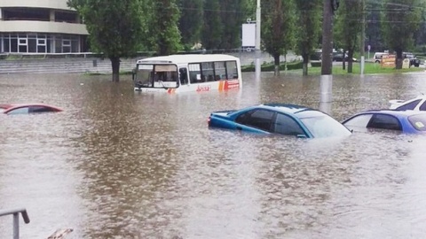 В Липецке из-за ливня автомобили ушли под воду вместе с людьми. ВИДЕО