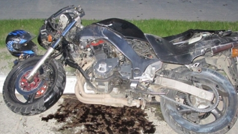 В Югре мотоцикл врезался в «Приору». 19-летний байкер и его пассажир получили травмы