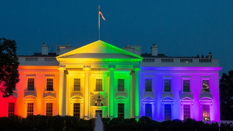 Белый дом на время перестал быть белым. Его окрасили в цвета радуги в честь легализации гей-браков