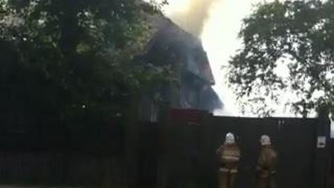 В Сургуте в пожаре погибла женщина. Горел старый дом, предназначенный под снос