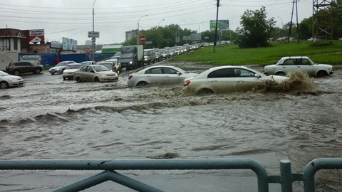 Большой потоп в Екатеринбурге. На город вновь обрушился мощный ливень. В области остались без света 22 тысячи жителей