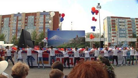 На армянском заговорил замглавы Сургута. Впервые в городе прошел национальный праздник Вардавар