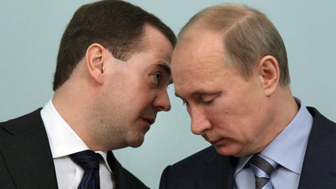 Списки кандидатов от «Единой России» на выборы в Госдуму возглавит Медведев, а не Путин. Политологи считают, это неспроста