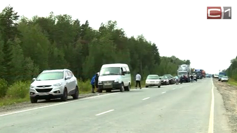 Окончания работ на трассе Тюмень — Ханты-Мансийск ждут около 700 машин, они стоят на обочине