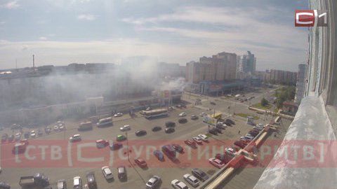 Наша служба и опасна, и трудна. Из-за возгорания в пиццерии центр Сургута окутало дымом. ВИДЕО