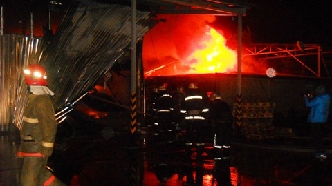 В Сургуте ночью сгорел магазин. Огонь тушили 8 пожарных машин