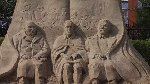 Сталин, Рузвельт и Черчилль в «Старом Сургуте». Фестиваль песчаных скульптур стартовал в городе