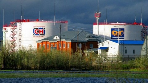 «Сургутнефтегаз» богатеет, несмотря на падение рубля и цен на нефть