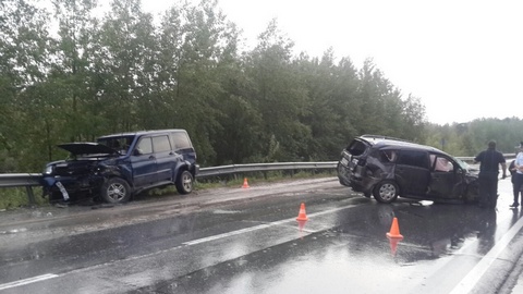 Отлетевшее колесо от «КАМАЗа» стало причиной ДТП на трассе Сургут-Нижневартовск. Пострадало три человека