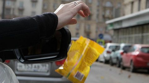 Депутаты предлагают штрафовать автомобилистов на 5 тысяч рублей за брошенный мусор из окна