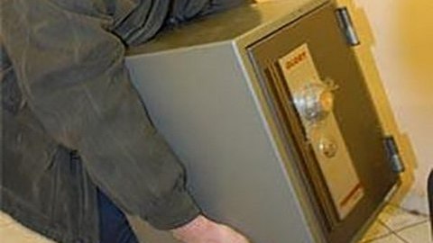 Напали на охранника и похитили сейф с 450 тыс. рублей. В Сургуте осудили двух грабителей